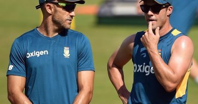 Faf du Plessis and AB de Villiers have a chat during South Africa's training session, World T20 2016, Mumbai, March 17, 2016 ©AFP