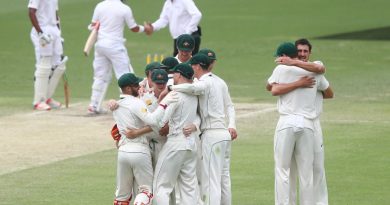 The Australian players embrace after completing a 39-run win, Australia v Pakistan, 1st Test, Brisbane, 5th day, December 19, 2016 ©Getty Images