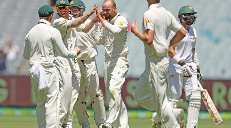 Nathan Lyon celebrates with his team-mates after dismissing Misbah-ul-Haq, Australia v Pakistan, 2nd Test, 5th day, Melbourne, December 30, 2016 ©Cricket Australia/Getty Images