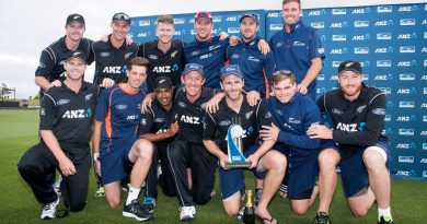 New Zealand pose with the series trophy, New Zealand v Bangladesh, 3rd ODI, Nelson, December 31, 2016 ©AFP