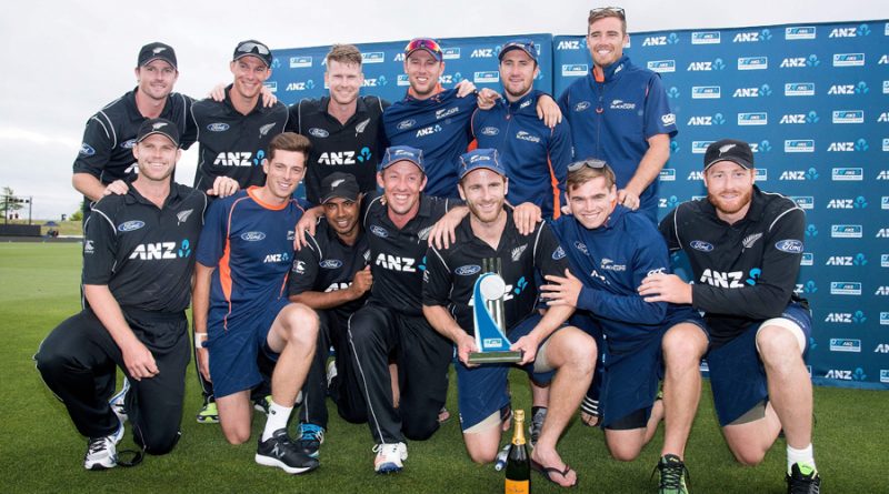 New Zealand pose with the series trophy, New Zealand v Bangladesh, 3rd ODI, Nelson, December 31, 2016 ©AFP