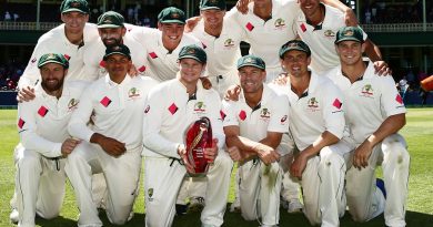 The players pose with the trophy after Australia beat Pakistan 3-0 in the series, Australia v Pakistan, 3rd Test, Sydney, 5th day, January 7, 2017 ©Cricket Australia