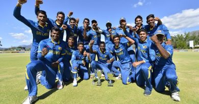 Sri Lanka Under 19 Team pose with the series Trophy ( Twitter/Cricket South Africa )