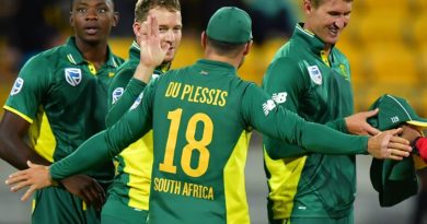 David Miller and Faf du Plessis celebrate with team-mates after South Africa's win, New Zealand v South Africa, 3rd ODI, Wellington, February 25, 2017 ©AFP