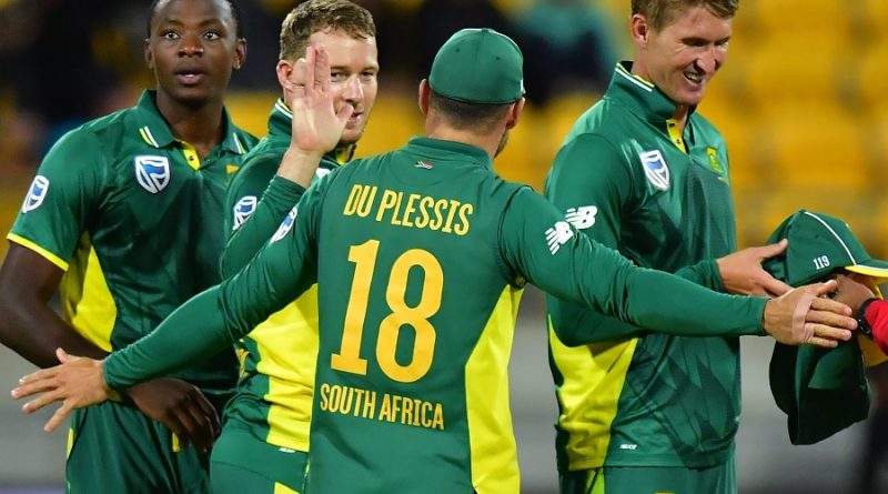 David Miller and Faf du Plessis celebrate with team-mates after South Africa's win, New Zealand v South Africa, 3rd ODI, Wellington, February 25, 2017 ©AFP