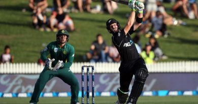 Martin Guptill launches one into the sky, New Zealand v South Africa, 4th ODI, Hamilton, March 1, 2017 ©AFP