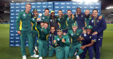 South Africa pose with the trophy after winning the series, New Zealand v South Africa, 5th ODI, Auckland, March 4, 2017 ©AFP