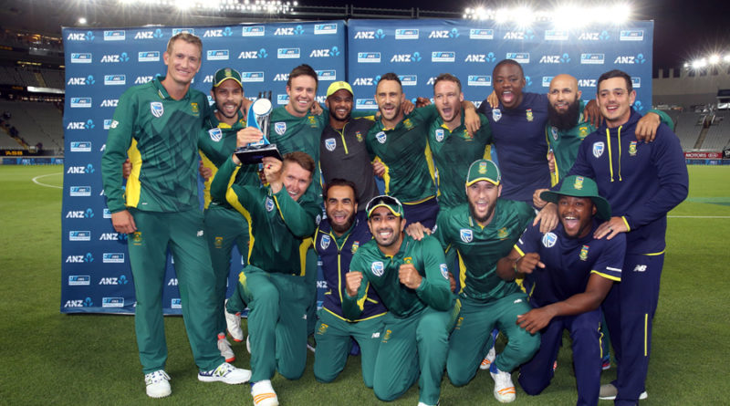 South Africa pose with the trophy after winning the series, New Zealand v South Africa, 5th ODI, Auckland, March 4, 2017 ©AFP