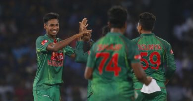 Musfatizur picked up two wickets in two balls, Sri Lanka v Bangladesh, 2nd T20I, Colombo, April 6, 2017 ©Associated Press