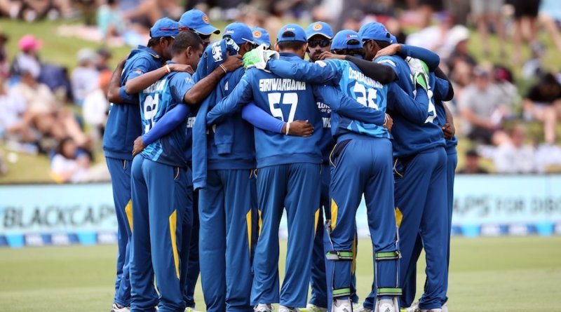 Sri Lanka have a team huddle prior to the start of the fifth one day international cricket match between New Zealand and Sri Lanka played at the Bay Oval in Mount Maunganui on January 05, 2016. AFP PHOTO / MICHAEL BRADLEY / AFP / MICHAEL BRADLEY (Photo credit should read MICHAEL BRADLEY/AFP/Getty Images)