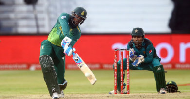 Andile Phehlukwayo hits out as Sarfraz Ahmed looks on, South Africa v Pakistan, 2nd ODI, Durban, January 22, 2019 ©Getty Images