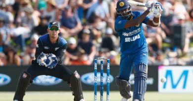 Angelo Mathews drills one down the ground, New Zealand v Sri Lanka, 5th ODI, Mount Maunganui, January 5, 2016 ©Getty Images