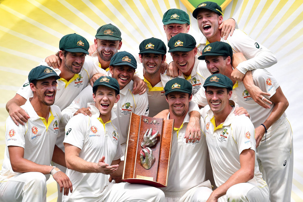 Australia celebrate with the Warne-Muralitharan trophy © Getty Images