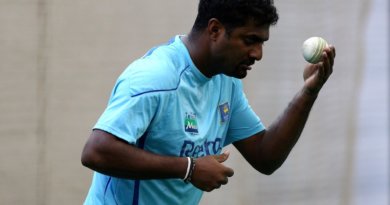 Muttiah Muralitharan prepares to bowl © Getty Images