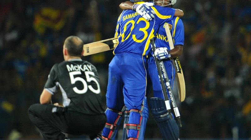Thilan Samaraweera and Mahela Jayawardene hug after the win © AFP
