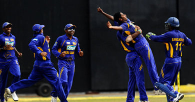 Sri Lanka celebrate Chaminda Vaas' 400th ODI wicket © AFP