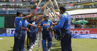 Tillakaratne Dilshan is greeted as he walks out to bat in his final ODI © Associated Press