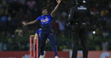 Lakshan Sandakan appeals for a wicket © Associated Press