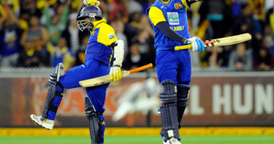 Muttiah Muralitharan and Angelo Mathews react as Sri Lanka cross the finish line © Getty Images