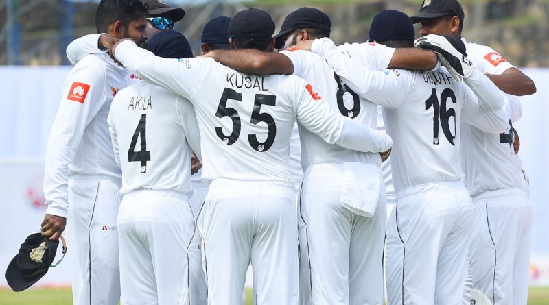 The Sri Lanka team in a pre-match huddle © AFP