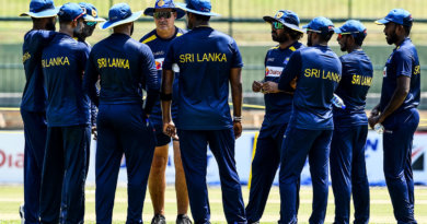 Sri Lanka's cricketers and head coach discuss about resumption of training © AFP/Getty Images