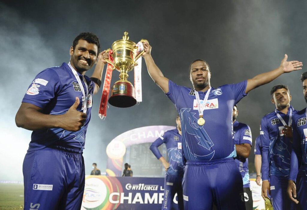 Thisara Perera and Johnson Charles rejoice with the LPL trophy © Jaffna Stallions