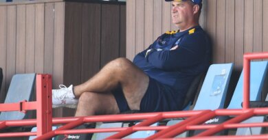 Sri Lanka coach Mickey Arthur looks on as his side's injuries mount © AFP via Getty Images
