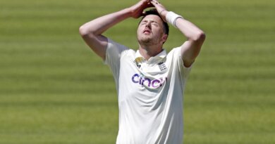Ollie Robinson reacts to a dropped catch off his bowling © AFP/Getty Images