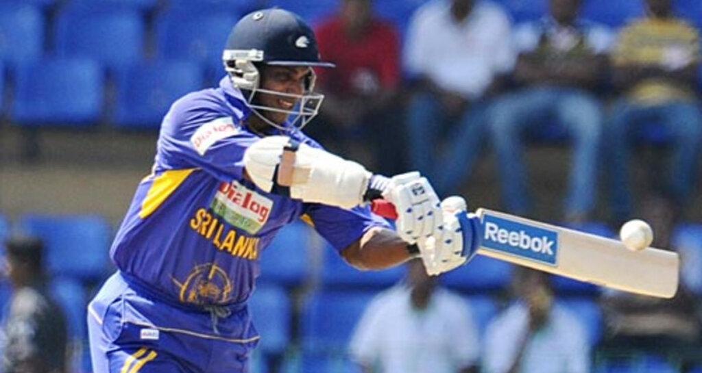 Sanath Jayasuriya attacks © AFP