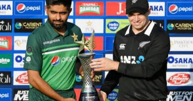 Babar Azam and Tom Latham pose with the series trophy • Sep 16, 2021 © AFP via Getty Images