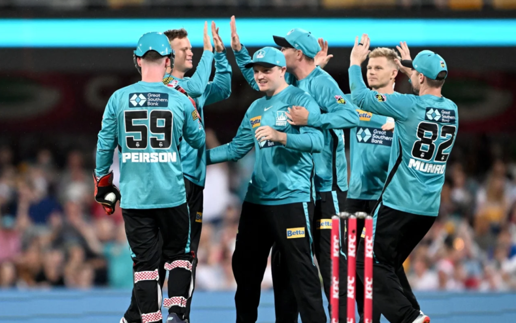 Brisbane Heat players celebrate Chris Lynn's wicket, Brisbane Heat vs Adelaide Strikers, Big Bash League 2022-23, Brisbane, December 23, 2022