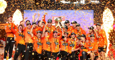 An ecstatic Perth Scorchers squad celebrate their title victory•Jan 28, 2022•Getty Images