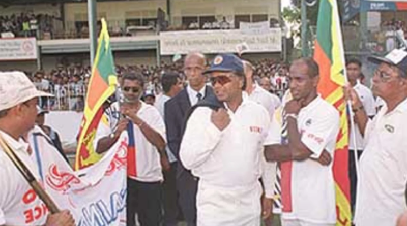 Ranatunga with his successor Jayasuriya during the presentation ceremony•Aug 11, 2000•Gemunu Amarasinghe/ESPNcricinfo Ltd