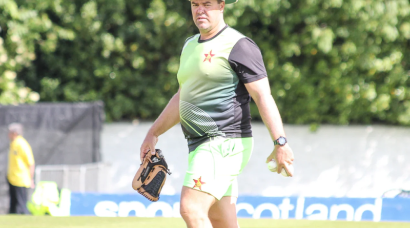 Zimbabwe coach Heath Streak sets up some markers during warm-ups•Jun 17, 2017•Peter Della Penna