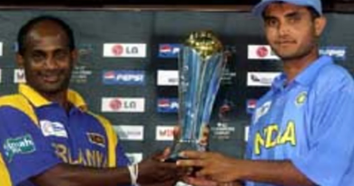Ganguly and Jayasuriya with the Champions Trophy•Sep 30, 2002•Reuters