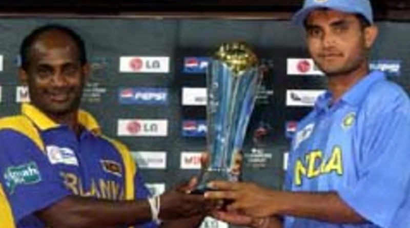 Ganguly and Jayasuriya with the Champions Trophy•Sep 30, 2002•Reuters