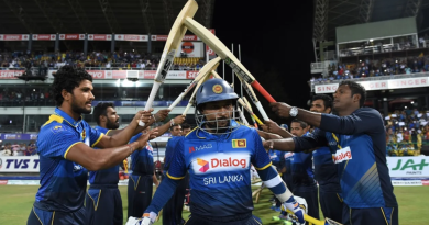 Tillakaratne Dilshan is given a guard of honour by team-mates ahead of his last international innings•Sep 09, 2016•AFP