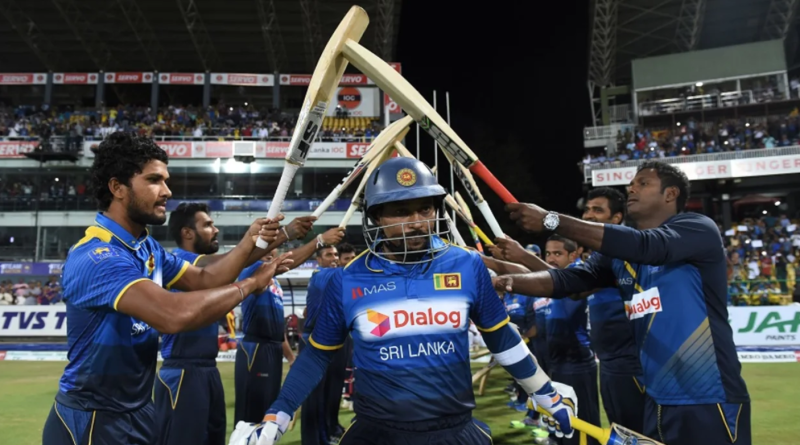 Tillakaratne Dilshan is given a guard of honour by team-mates ahead of his last international innings•Sep 09, 2016•AFP