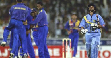 A terribly disappointed Tendulkar walks back as the Sri Lankans are delighted•Oct 29, 2000•Jorge Ferrari/AFP