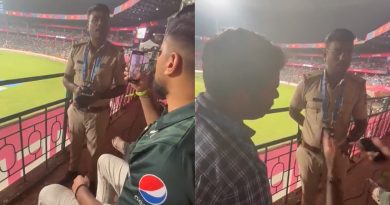 An Indian police officer stopped a Pakistan supporter from saying "Pakistan Zindabad."