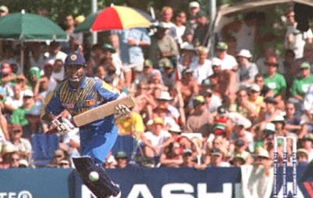 Romesh Kaluwitharana sets out for a run after driving the ball towards mid-on•Jan 10, 2001•AFP