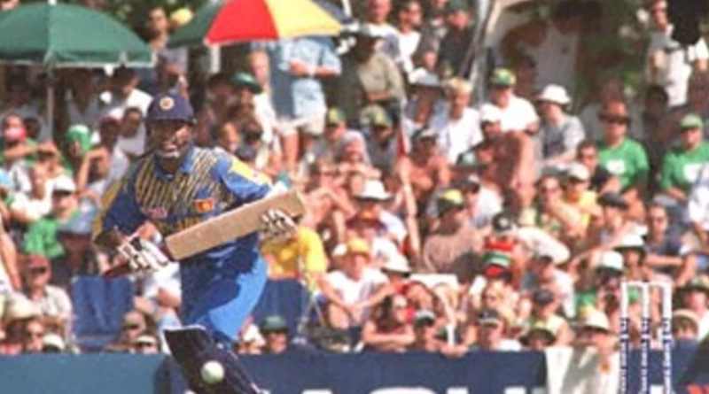 Romesh Kaluwitharana sets out for a run after driving the ball towards mid-on•Jan 10, 2001•AFP