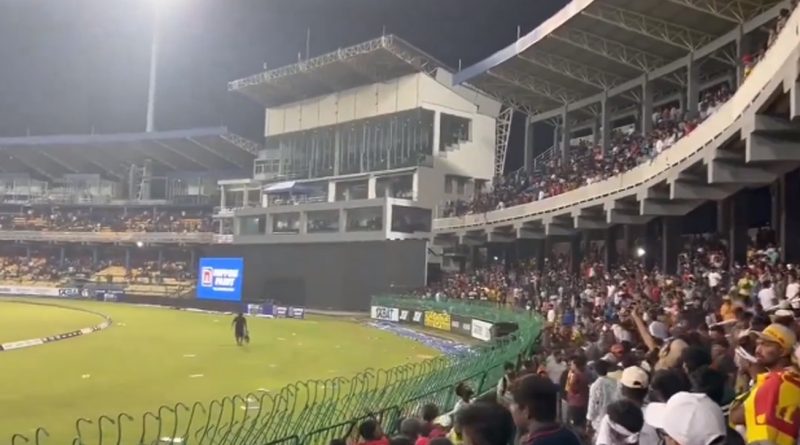 Sri Lankan fans threw garbage into the stadium