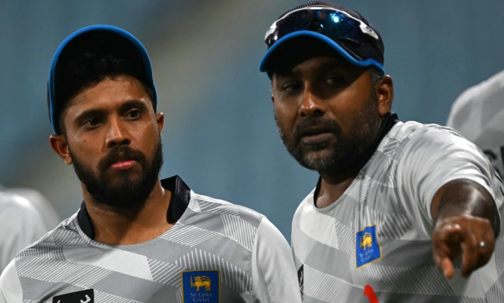 Mahela Jayawardene has a chat with Kusal Mendis•Oct 15, 2023•AFP/Getty Images