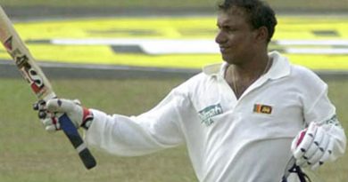 Aravinda de Silva acknowledges the cheers of the crowd during his magnificent double century•Jul 23, 2002•Reuters