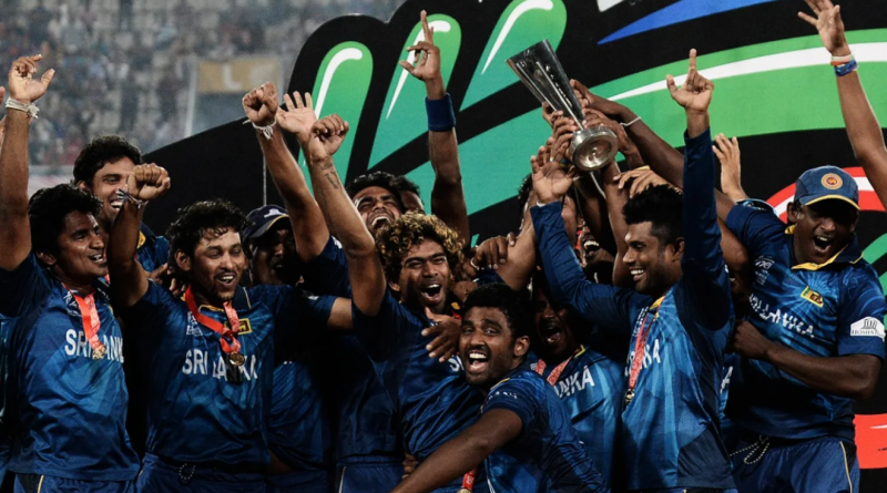The Sri Lankan team lifts the World T20 trophy•Apr 06, 2014•AFP/Getty Images